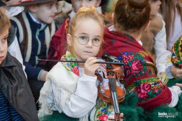 Tradycyjnie od kilkunastu lat hala sportowa przy Szkole Podstawowej im. Jana Brzechwy w Ratajach Słupskich, gościła licznych wykonawców Kolędniczego Święta Powiśla.