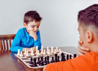 Ferie zimowe w Busku-Zdroju mogą upłynąć pod znakiem królewskiej gry. Szachowy Klub Sportowy Szach Mag przygotował dla mieszkańców trzy wydarzenia, które odbędą się w trakcie przerwy zimowej. W programie znalazły się dwa turnieje szachowe - dla dzieci i dorosłych - a także warsztaty łączące naukę gry z elementami akrobatyki.