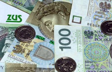 Zasiłek pogrzebowy pomaga pokryć koszty pochówku. Od 1 stycznia 2026 r. nastąpił wzrost zasiłku pogrzebowego do 7000 zł. Od 1 marca 2026 r. kwota zasiłku będzie waloryzowana, jeśli inflacja w roku poprzednim przekroczy 5 proc.