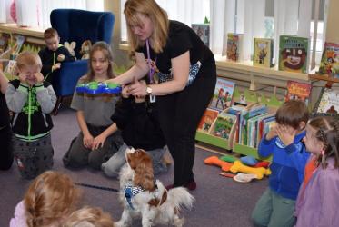 Zimowe ferie w Miejsko-Gminnej Bibliotece Publicznej w Busku-Zdroju upływają pod znakiem pomysłowych i wartościowych zajęć dla dzieci. Tegoroczny program daleki jest od schematów - zamiast tradycyjnych spotkań najmłodsi uczestnicy mogli wziąć udział w zajęciach z dogoterapii oraz w niezwykłych seansach filmowych odbywających się w specjalnej kopule projekcyjnej.