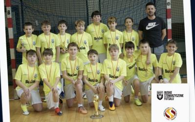 Młodzi zawodnicy z Buska-Zdroju ponownie potwierdzają, że rosną nam piłkarskie talenty. Oskar Grochowina, Sebastian Krzemiński oraz Adam Paluch otrzymali powołanie do szerokiej kadry województwa świętokrzyskiego w futsalu w kategorii U-12.