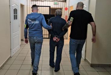 Ponad 217 tysięcy złotych stracił 65-letni mieszkaniec gminy Nowy Korczyn, który padł ofiarą oszustwa metodą na wypadek. Dzięki intensywnej pracy buskich kryminalnych zatrzymano 64-letniego mężczyznę podejrzewanego o udział w przestępstwie.