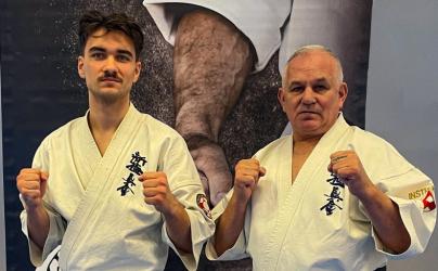 Dominik Kasza - utytułowany zawodnik karate kyokushin - pozytywnie złożył egzamin na pierwszy stopień mistrzowski shodan w karate kyokushin. To bez wątpienia wielkie osiągnięcie i powód do dumy nie tylko dla samego zawodnika, ale także jego trenera - shihana Marka Praska. Jest to bowiem efekt ciężkiej, wieloletniej pracy tego wspaniałego duetu.