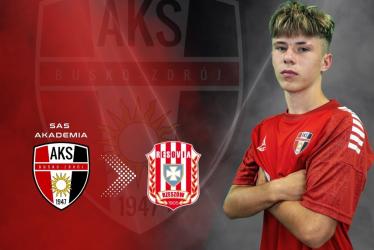 SAS Akademia AKS 1947 Busko-Zdrój może pochwalić się kolejnym wychowankiem, który wykonuje ważny krok w swojej piłkarskiej karierze. Giorgio Pisula, urodzony w 2009 roku skrzydłowy, został wypożyczony do Resovii Rzeszów na pół roku z możliwością transferu definitywnego w letnim okienku transferowym.