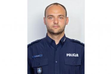 Mł. asp. Adrian Molasy jest dzielnicowym pozamiejskim w rejonie służbowym nr XI obejmującym gminy Gnojno i Tuczępy. Od 16 lutego 2026 r. trwa plebiscyt na SuperDzielnicowego 2026, organizowany w ramach kampanii #DzielnicaBEZstrachu przez Komendę Główną Policji, Telewizję Puls i ekipę serialu Dzielnica strachu. Celem jest wyróżnienie dzielnicowych za ich pracę i zaangażowanie.