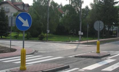 Skrzyżowanie drogi krajowej nr 73 w Stopnicy z drogą powiatową prowadzącą w kierunku Solca-Zdroju zostanie przebudowane. W miejscu obecnego skrzyżowania powstanie rondo, które ma poprawić bezpieczeństwo ruchu drogowego. Podpisano już umowę z wykonawcą inwestycji.