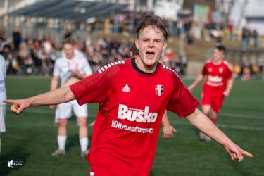 Piłkarze AKS 1947 Busko-Zdrój w sobotę 14 marca rozegrają kolejne spotkanie w rozgrywkach KEEZA 4 Ligi sezonu 2025/2026. Lider tabeli podejmie na stadionie przy ul. Kusocińskiego Piaskowiankę Piaski. Początek meczu zaplanowano na godzinę 15:00.