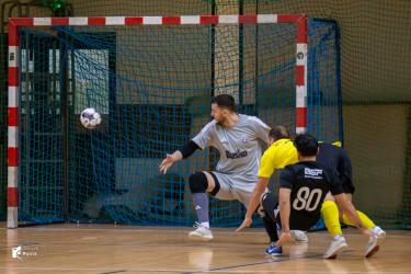Derbowe spotkanie II ligi futsalu w Busku-Zdroju przyniosło kibicom sporo emocji. W meczu kończącym sezon Futsal Team Busko-Zdrój pokonał BSF Busko-Zdrój 4:2, potwierdzając swoją dominację w rozgrywkach grupy IV.