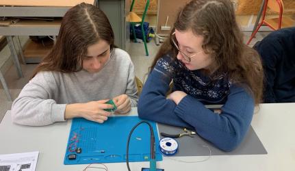 Astronomia, elektronika, druk 3D i łączność radiowa - to tylko część zagadnień, z którymi mierzą się uczniowie Specjalnego Ośrodka Szkolno-Wychowawczego dla Niepełnosprawnych Ruchowo w Busku-Zdroju. Wszystko w ramach innowacji pedagogicznej Kosmiczne lekcje, która pozwala młodzieży rozwijać zainteresowania naukowe i odkrywać tajemnice kosmosu.