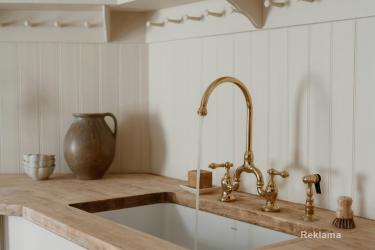 Drewno wprowadza do wnętrz ciepłą i przytulną atmosferę, którą trudno jest uzyskać przy użyciu innych materiałów. Dużą popularnością cieszą się nie tylko meble, podłogi czy parapety wykonane z drewna, ale także drewniane blaty kuchenne. Sprawdź, jak element ten może wpłynąć na spójność aranżacji i odbiór całego pomieszczenia.