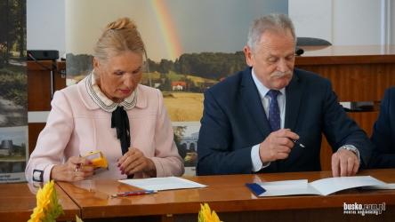 29 kwietnia 2026 roku w Starostwie Powiatowym w Busku-Zdroju odbyło się wyjątkowe wydarzenie poświęcone podpisaniu umów pomiędzy władzami Powiatu Buskiego a organizacjami pożytku publicznego.