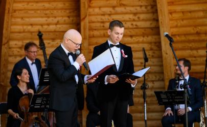 Koncert w Muszli Koncertowej w Busku-Zdroju stał się uroczystym i pełnym emocji zwieńczeniem obchodów Święta Konstytucji 3 Maja. Wydarzenie, które odbyło się przy sprzyjającej, słonecznej pogodzie, zgromadziło licznych mieszkańców oraz gości, pragnących wspólnie uczcić to ważne dla Polaków święto.