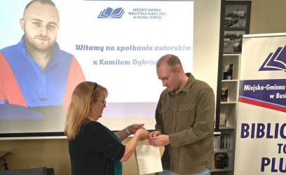W serdecznej atmosferze odbyło się spotkanie autorskie z Kamilem Dąbrowskim, znanym w mediach społecznościowych jako Sołtys Lubelszczyzny. Wydarzenie poświęcone było promocji jego debiutanckiej książki Persona non grata, czyli Sołtys w wielkim mieście.