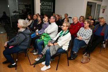 Noc Muzeów w Busku-Zdroju przyciągnęła miłośników sztuki, historii i muzyki. W sobotę, 16 maja, Buska Galeria Sztuki Willa Polonia tętniła życiem od godzin popołudniowych aż do późnego wieczora.