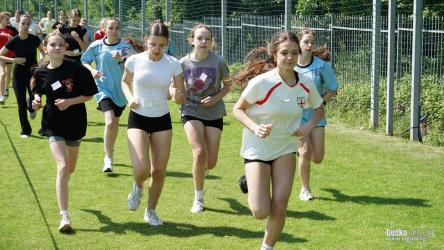 Sportowe emocje, zdrowa rywalizacja i doskonała atmosfera towarzyszyły uczestnikom XIX Gminnych Biegów Przełajowych, które odbyły się na stadionie w Busku-Zdroju. W wydarzeniu wzięło udział blisko 300 uczniów z placówek oświatowych z terenu gminy Busko-Zdrój.