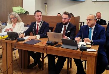 Marcin Wojniak oficjalnie objął stanowisko Burmistrza Miasta i Gminy Pińczów. Podczas uroczystej sesji nowo wybrany włodarz odebrał zaświadczenie z rąk Gminnej Komisji Wyborczej oraz złożył ślubowanie.