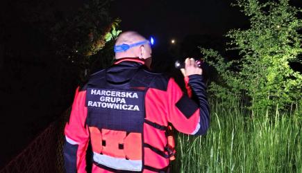 Blisko 30 policjantów, przewodnik z psem służbowym, strażacy oraz harcerze uczestniczyli w nocnych poszukiwaniach 33-letniego mieszkańca Buska-Zdroju, który znajdował się w kryzysie emocjonalnym. Mężczyzna został odnaleziony dziś po godzinie pierwszej w nocy przez policyjny patrol z komisariatu w Stopnicy.