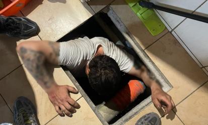 Schował się w kanale pod podłogą łazienki, licząc, że uniknie odpowiedzialności i zmyli policjantów. Funkcjonariusze z powiatu buskiego nie dali się jednak oszukać. Po dokładnym przeszukaniu domu odnaleźli poszukiwanego 43-latka ukrywającego się pod włazem zasłoniętym meblami.