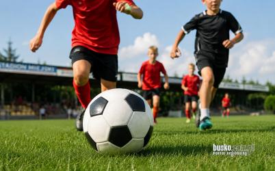 W sobotę, 30 maja 2025 roku, na głównym boisku stadionu miejskiego przy ul. Kusocińskiego 1 w Busku-Zdroju odbędzie się wydarzenie pod nazwą Dzień Dziecka z SAS Akademią. Początek zaplanowano na godzinę 12:00.