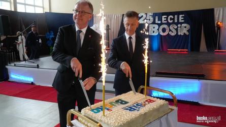 Buski Ośrodek Sportu i Rekreacji świętuje w tym roku jubileusz 25-lecia działalności. Z tej okazji w sobotę, 30 maja 2026 roku, w sali gimnastycznej Szkoły Podstawowej nr 3 w Busku-Zdroju odbyła się uroczysta gala, która zgromadziła przedstawicieli samorządu, środowiska sportowego, byłych i obecnych pracowników BOSiR.