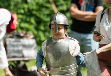 Średniowieczne pojedynki, historyczne stroje i dawne rzemiosła - tak wyglądał tegoroczny Dzień Dziecka w Busku-Zdroju. Tereny zielone przy Buskim Samorządowym Centrum Kultury na kilka godzin zamieniły się w tętniącą życiem Wioskę Rycerską, oferując najmłodszym mieszkańcom miasta i ich rodzinom wyjątkową podróż w czasie.