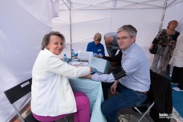 Mimo zmiennej pogody mieszkańcy licznie odwiedzili Festiwal Zdrowia Badajmy się!, który odbył się w niedzielę, 14 czerwca w Pacanowie. Wydarzenie po raz kolejny pokazało, że profilaktyka zdrowotna cieszy się dużym zainteresowaniem, a możliwość wykonania bezpłatnych badań i konsultacji w jednym miejscu jest dla wielu osób cenną okazją do zadbania o własne zdrowie.