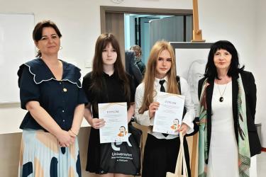 Uczennice Publicznej Szkoły Podstawowej nr 1 w Busku-Zdroju Julia Nowak i Michalina Plewa wzięły udział w II Ogólnopolskim Konkursie Sekrety Pana N, zorganizowanym przez Uniwersytet Jana Kochanowskiego w Kielcach. Konkurs odbywał się pod patronatem Kuratorium Oświaty w Kielcach.