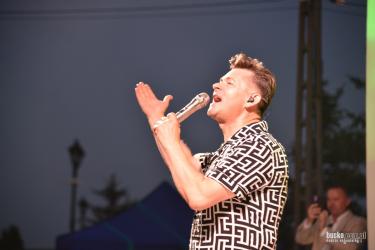 Największe gwiazdy disco polo, tysiące fanów i wieczór wypełniony tanecznymi przebojami - tak zapowiada się Kielecka Gala Disco Polo 2026. Już 19 czerwca Amfiteatr Kadzielnia w Kielcach stanie się areną jednego z największych wydarzeń muzyki tanecznej w regionie. Na scenie pojawią się m.in. Zenon Martyniuk, Skolim, Łobuzy, Defis, Topky, Extazy, WonerS oraz Fox.