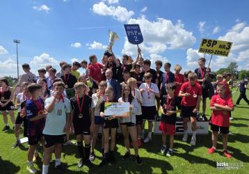 Buskie Dni Sportu, które odbyły się w dniach 16-17 czerwca na Stadionie Miejskim w Busku-Zdroju, zgromadziły ponad 250 uczniów szkół podstawowych z terenu miasta i gminy. Przez dwa dni młodzi sportowcy rywalizowali w konkurencjach indywidualnych oraz grach zespołowych, walcząc o punkty do klasyfikacji generalnej i Puchar Burmistrza Miasta i Gminy Busko-Zdrój.