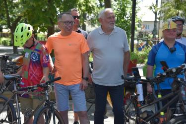 Po raz pierwszy ulicami Buska-Zdroju przejechała Buska Masa Krytyczna - inicjatywa promująca bezpieczną jazdę na rowerze, zdrowy styl życia i rozwój infrastruktury rowerowej. W wydarzeniu uczestniczyli mieszkańcy, działacze Koalicji Obywatelskiej oraz goście z Kielc. Organizatorzy podkreślają, że to dopiero początek szerszej dyskusji o przyszłości transportu i przestrzeni publicznej w mieście.