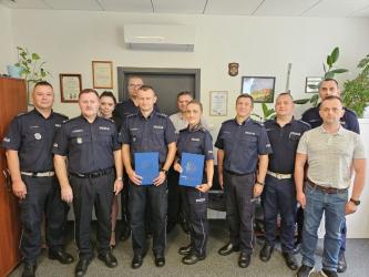 W Komendzie Powiatowej Policji w Busku-Zdroju doszło do zmian na kierowniczych stanowiskach. Komendant Powiatowy Policji insp. Andrzej Skowroński wręczył rozkazy o powierzeniu obowiązków nowemu komendantowi Komisariatu Policji w Solcu-Zdroju oraz zastępczyni naczelnika Wydziału Prewencji.