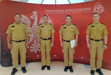 Od 1 lipca 2026 roku w Komendzie Powiatowej Państwowej Straży Pożarnej w Busku-Zdroju obowiązuje nowa struktura kadrowa. Zmiany są efektem awansów na wyższe stanowiska służbowe oraz przeniesień funkcjonariuszy z innych jednostek Państwowej Straży Pożarnej. Nowe nominacje mają wzmocnić zarówno pion operacyjny, jak i Jednostkę Ratowniczo-Gaśniczą.
