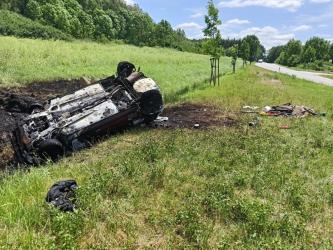 Groźnie wyglądające zdarzenie drogowe miało miejsce w sobotę na drodze wojewódzkiej nr 973. Samochód prowadzony przez 68-letniego mężczyznę dachował, a po chwili stanął w płomieniach i doszczętnie spłonął. Mimo dramatycznego przebiegu zdarzenia kierowca wyszedł z niego bez obrażeń.