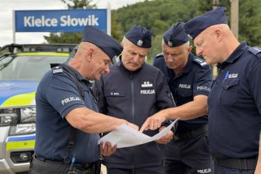 Policja prowadzi zakrojone na szeroką skalę działania mające na celu ustalenie miejsca pobytu 65-letniego mężczyzny. Poszukiwania mają związek ze śmiercią 64-letniej kobiety, której ciało zostało odnalezione w jednym z domów na terenie Borkowa w powiecie kieleckim.
