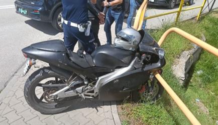 Zwykła kontrola drogowa przerodziła się w policyjny pościg ulicami Buska-Zdroju. 29-letni motocyklista zignorował sygnały do zatrzymania, próbował uciec przed funkcjonariuszami, a swoją ucieczkę zakończył uderzeniem w barierki ochronne. Jak się okazało, był pijany, miał sądowy zakaz prowadzenia pojazdów, a jego motocykl nie posiadał ważnych badań technicznych.