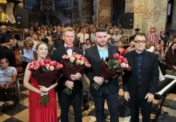 Pełna świątynia, znakomici artyści i muzyka, która poruszała publiczność od pierwszych dźwięków. W sobotę, 4 lipca, w Archiopactwie Cysterskim w Jędrzejowie zainaugurowano XXXII Międzynarodowy Festiwal Muzyki Organowej i Kameralnej.