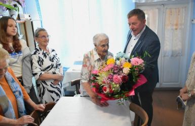 Sto lat życia pełnego rodzinnych wartości, pracy i zaangażowania w życie lokalnej społeczności. Pani Genowefa Bobowiec z Nowego Korczyna świętuje wyjątkowy jubileusz setnych urodzin. Z tej okazji jubilatkę odwiedzili przedstawiciele samorządu oraz instytucji, składając jej serdeczne życzenia i wyrazy uznania za pięknie przeżyte życie.