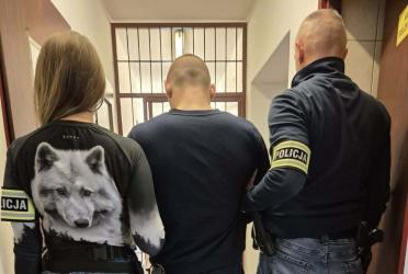 Dramatyczne wydarzenia rozegrały się minionej nocy w Jędrzejowie. W zaroślach na terenie miasta odnaleziono 29-letnią kobietę, która nie dawała oznak życia. Mimo natychmiastowej reanimacji prowadzonej przez policjantów i późniejszej akcji ratunkowej medyków, kobiety nie udało się uratować. W sprawie zatrzymano 19-letniego mężczyznę.
