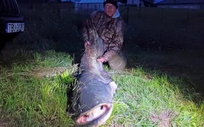 To była noc, którą uczestnicy zapamiętają na długo. Na zbiorniku w Radzanowie po raz pierwszy zorganizowano zawody sumowe, a już podczas premierowej edycji padły imponujące okazy. Największy z nich mierzył aż 203 centymetry i zapewnił zwycięstwo Rafałowi Czekajowi.