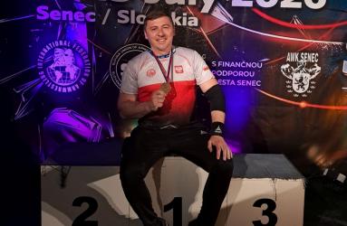 Świetny występ zanotował Przemysław Ciba, pochodzący z Buska-Zdroju, podczas 33. edycji Senec Hand - IFA Armwrestling World Cup 2026. Polski siłacz zdominował rywalizację w dwóch kategoriach i wrócił ze Słowacji z dwoma złotymi medalami, po raz kolejny potwierdzając swoją przynależność do światowej czołówki armwrestlingu.
