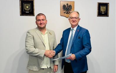 Gmina Busko-Zdrój podpisała umowę na budowę ścieżki rowerowej oraz przebudowę ciągów pieszych przy ulicach Grotta i Parkowej. Inwestycja o wartości ponad 4,6 mln zł poprawi bezpieczeństwo i komfort pieszych oraz rowerzystów, a jej zakończenie zaplanowano na październik 2026 roku.
