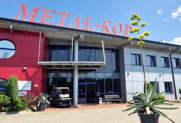 Przed zakładem METAL-KOP w Młynach zakwitła agawa - roślina, która kwitnie tylko raz w życiu. W naszym klimacie takie zjawisko należy do rzadkości, dlatego kwitnący okaz wzbudza zainteresowanie mieszkańców i miłośników roślin.