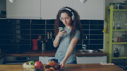 Tradycyjny telewizor nie jest już niezbędny, aby oglądać telewizję. Nowoczesne platformy pozwalają oglądać ulubione kanały online – na smartfonie, tablecie czy komputerze. Sprawdź, jak korzystać z telewizji online i przekonaj się, że dostęp do ulubionych programów możesz mieć praktycznie wszędzie.
