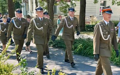 Pokazy wojskowego sprzętu, rekonstrukcje historyczne, koncerty, tradycyjna grochówka i uroczystości patriotyczne - tak zapowiadają się tegoroczne obchody Święta Wojska Polskiego w Busku-Zdroju. W sobotę, 15 sierpnia, mieszkańcy i goście będą mogli nie tylko uczestniczyć w oficjalnych uroczystościach, ale także spędzić dzień na rodzinnym pikniku z wieloma atrakcjami.