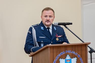 Awanse na wyższe stopnie policyjne, odznaczenia za działalność związkową oraz odsłonięcie galerii Komendantów Powiatowych Policji znalazły się w programie obchodów Święta Policji w Busku-Zdroju. Uroczystość zgromadziła funkcjonariuszy, przedstawicieli samorządów, służb mundurowych i instytucji współpracujących z buską komendą.