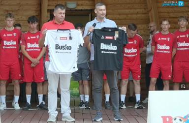 Nowy sezon coraz bliżej. W piątkowy wieczór w Muszli Koncertowej Parku Zdrojowego odbyła się oficjalna prezentacja pierwszej drużyny AKS 1947 Busko-Zdrój. Kibice mieli okazję poznać zawodników, którzy w sezonie 2026/2027 będą reprezentować klub w rozgrywkach Betclic 3. Ligi, grupy IV.