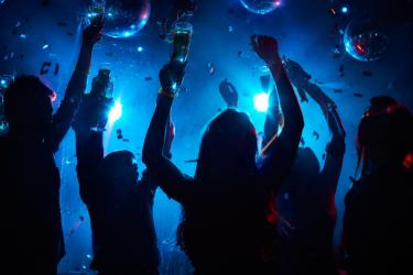 Szukasz pomysłu na sobotni wieczór? Klub Kalejdoskop w Hotelu Słoneczny Zdrój przygotował wydarzenie, które połączy dobrą muzykę, taneczną atmosferę i smaczny poczęstunek. Słoneczna Impreza to propozycja dla wszystkich, którzy chcą spędzić sobotni wieczór w wyjątkowym klimacie. Liczba miejsc jest ograniczona, dlatego z rezerwacją nie warto zwlekać.