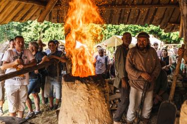 Nowa Słupia już szykuje się na najgorętszy weekend tego lata. Tysiące turystów, spektakularne pokazy archeologiczne, koncerty Agnieszki Chylińskiej i Zenka Martyniuka, widowiskowy korowód z pochodniami oraz dziesiątki atrakcji dla całych rodzin - tak zapowiadają się 58. Dymarki Świętokrzyskie. Sprawdź program wydarzenia!