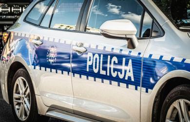 Wieczorny pobyt nad wodą zakończył się tragedią. W czwartkowy wieczór przy gminnym stawie w Busku-Zdroju doszło do dramatycznych wydarzeń. Mimo natychmiastowej pomocy świadków i działań ratowników medycznych, życia 42-letniego mieszkańca miasta nie udało się uratować. Okoliczności jego śmierci wyjaśniają policjanci.