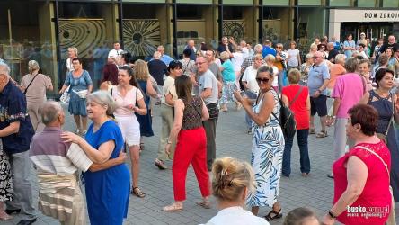 Muzyka na żywo, taneczny parkiet i mieszkańcy oraz goście uzdrowiska, którzy postanowili wspólnie rozpocząć weekend. W piątkowy wieczór, 7 sierpnia, przy Tężni w Busku-Zdroju odbyła się kolejna letnia potańcówka. O muzyczną oprawę spotkania zadbał Andrzej Pisula.